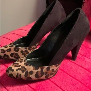 Black leopard pump